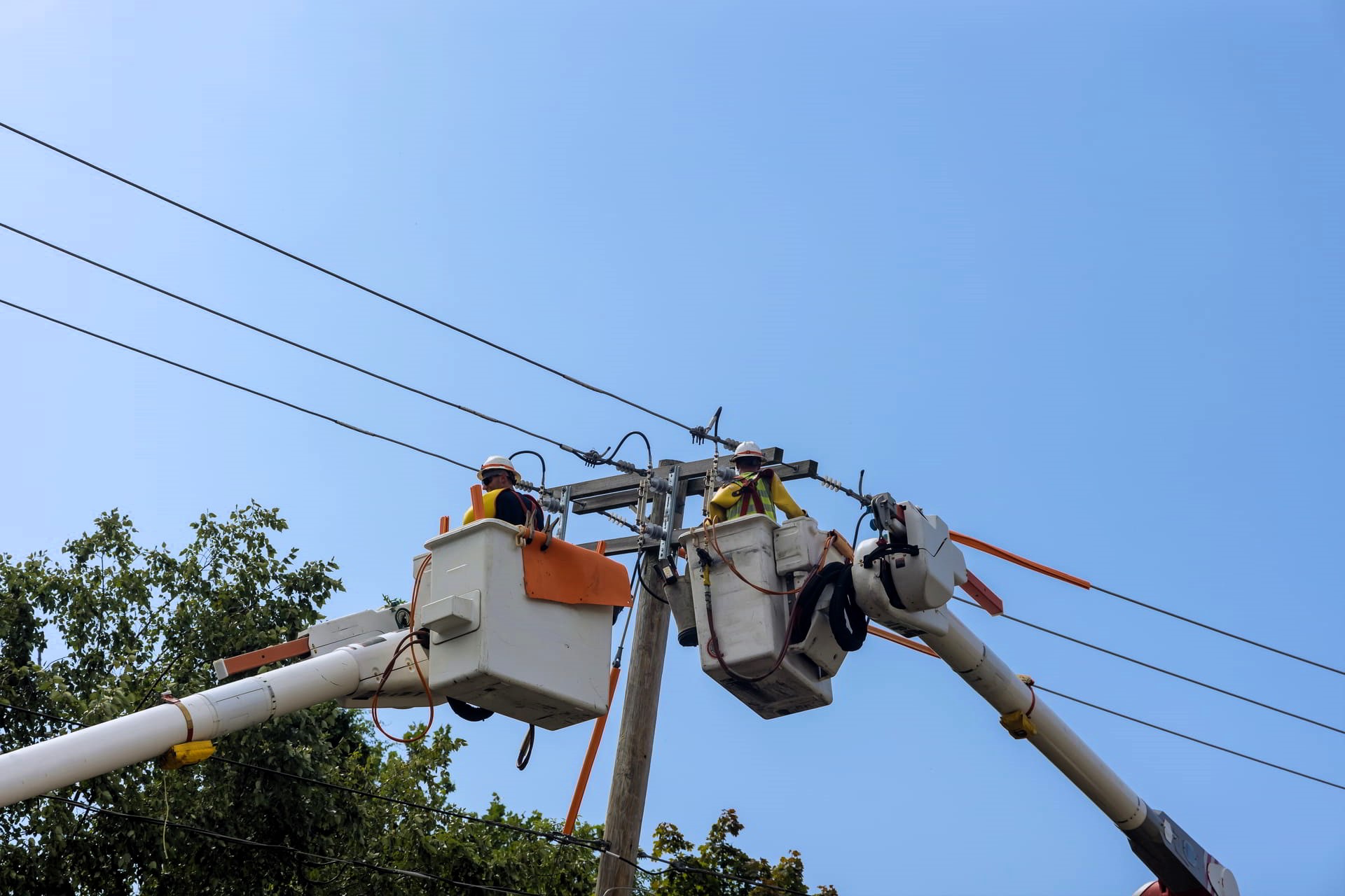 power-electrical-lines-support-servicemen-handling